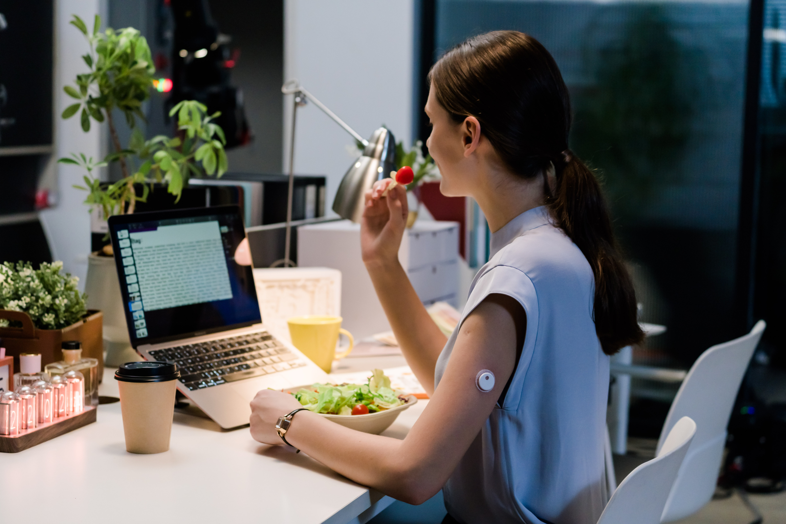 Dāma ofisā ar Linx CGM glikozes monitoru