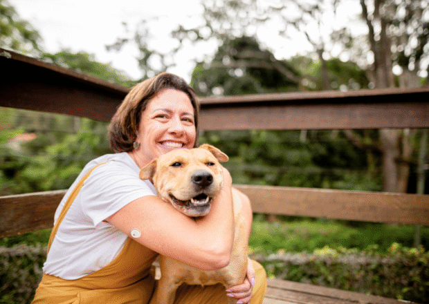 “Glikozes revolūcija”: atsauksmes un galvenās atziņas, kas mudina sākt mērīt savu cukura līmeni 1 Sieviete ar Linx CGM un suni
