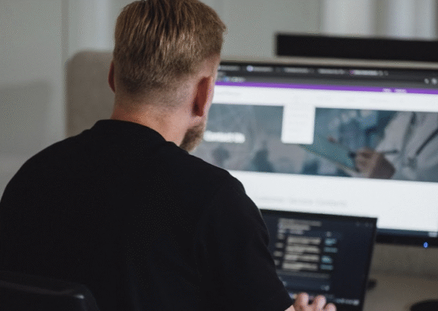 Cukura diabēta pazīmes: kas liecina par augstu glikozes līmeni asinīs? 1 Vīrietis pie datora ar glikozes mērītājs