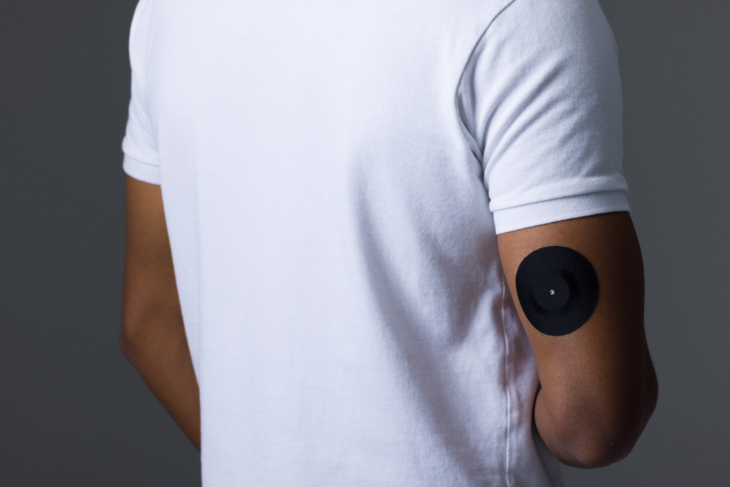 CGM aizsargplāksteri - melni, 4 gab. 1 Melns CGM plāksteris uz cilvēka