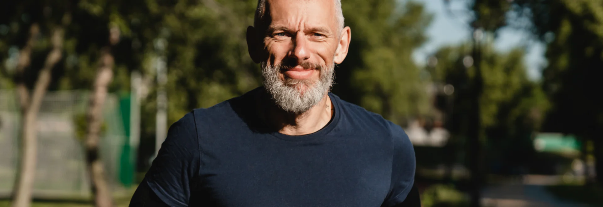 Vīrietis skrien.